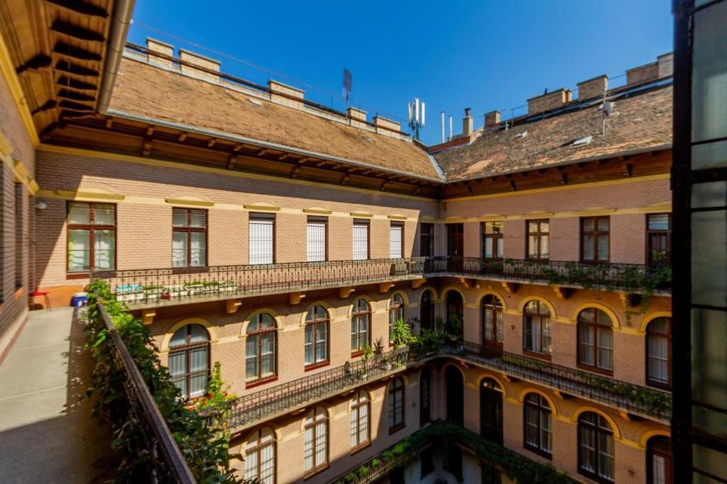 The Opulent Oasis By Newave Apartments Budapest Exterior photo
